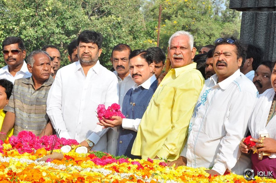 NTR-Family-Visit-to-NTR-Ghat-2016